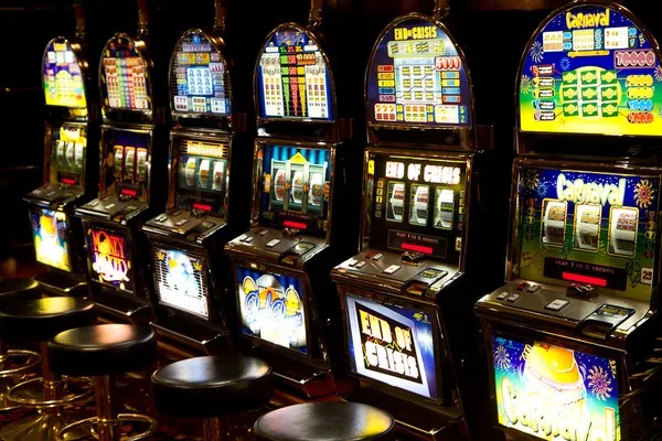 Dealer spinning the Dream Catcher wheel live Live dealer spinning Dream Catcher wheel